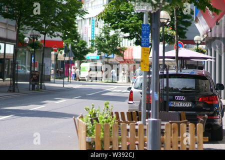 Hanau, Allemagne - 16 juin 2019 : La rue de Nuremberg, une rue commerçante du centre-ville le 16 juin 2019 à Hanau. Banque D'Images