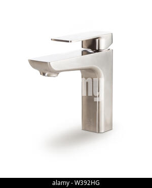 Robinet en acier inoxydable sur mesure isolé sur un fond blanc. Banque D'Images