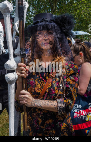 Londres, Royaume-Uni. 13 juillet 2019. Rébellion d'extinction de mars à Londres Hackney Downs à travers champs Hackney central comme un rappel de l'action urgente est nécessaire pour éviter l'extinction à l'échelle mondiale. Avant le mois de mars il y avait un spectacle de danse et de méditation sur la catastrophe climatique à venir. Derrière la bannière principale clé Dan's Band a joué pour un enterrement traditionnel de la Nouvelle Orléans et a été suivi par des squelettes géants représentant des animaux déjà disparues ou menacées, un cercueil, des abeilles géantes, des gens avec des drapeaux et d'un groupe de samba. Peter Marshall/Alamy Live News Banque D'Images