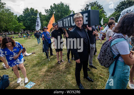 Londres, Royaume-Uni. 13 juillet 2019. Rébellion d'extinction de mars à Londres Hackney Downs à travers champs Hackney central comme un rappel de l'action urgente est nécessaire pour éviter l'extinction à l'échelle mondiale. Avant le mois de mars il y avait un spectacle de danse et de méditation sur la catastrophe climatique à venir. Derrière la bannière principale clé Dan's Band a joué pour un enterrement traditionnel de la Nouvelle Orléans et a été suivi par des squelettes géants représentant des animaux déjà disparues ou menacées, un cercueil, des abeilles géantes, des gens avec des drapeaux et d'un groupe de samba. Peter Marshall/Alamy Live News Banque D'Images