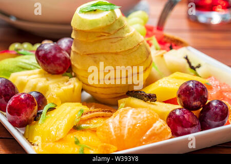 Poires, Cerises et autres fruits sains sur la table. L'alimentation. Banque D'Images