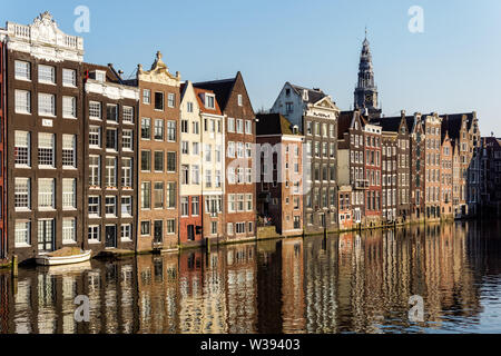 Bâtiments hollandais traditionnel à Damrak à Amsterdam, Pays-Bas Banque D'Images