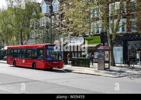 Bus passant par des maisons de ville à Barnes, Londres, Angleterre, Royaume-Uni, Royaume-Uni Banque D'Images