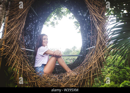 Belle fille de nid décoratif la jungle de l'île de Bali, Indonésie Banque D'Images