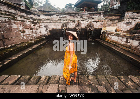 Belle femme dans le vieux temple hindou de Goa Gajah près de Ubud sur l'île de Bali, Indonésie Banque D'Images