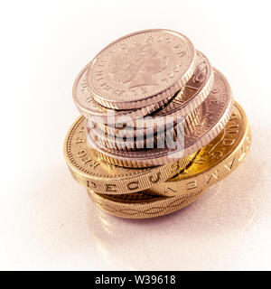 Coins isolé sur fond blanc, la monnaie britannique Banque D'Images