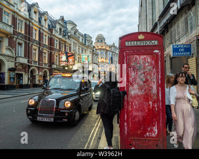 Shaftesbury Avenue, célèbre pour ses nombreux théâtres, Londres. Banque D'Images