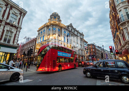 Shaftesbury Avenue, célèbre pour ses nombreux théâtres, Londres. Banque D'Images