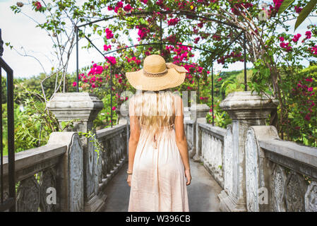 Belle jeune femme au palais aquatique Taman Ujung, Bali, Indonésie - Voyages blogger explorer Palais d'eau à Bali Banque D'Images