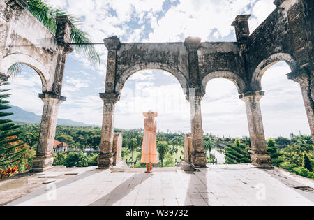 Belle jeune femme au palais aquatique Taman Ujung, Bali, Indonésie - Voyages blogger explorer Palais d'eau à Bali Banque D'Images