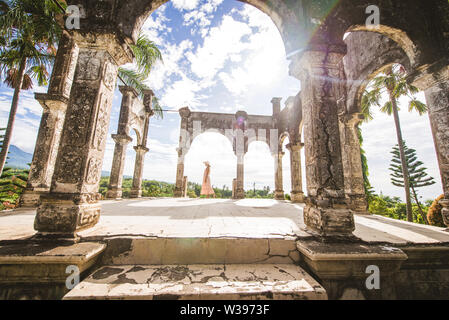 Belle jeune femme au palais aquatique Taman Ujung, Bali, Indonésie - Voyages blogger explorer Palais d'eau à Bali Banque D'Images