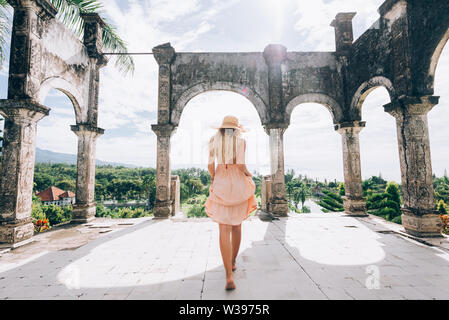 Belle jeune femme au palais aquatique Taman Ujung, Bali, Indonésie - Voyages blogger explorer Palais d'eau à Bali Banque D'Images