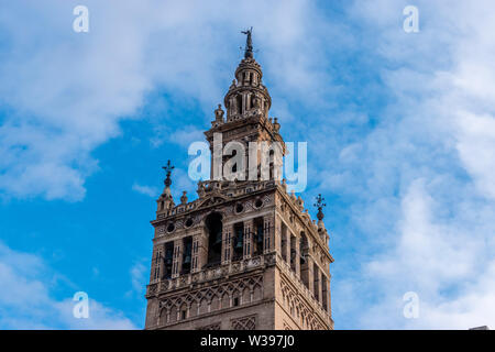 La Giralda est un clocher de la Cathédrale de Séville en Espagne. Il a été construit comme le minaret de la Grande Mosquée de Séville en Espagne mauresque, l'Al-Andalus Banque D'Images