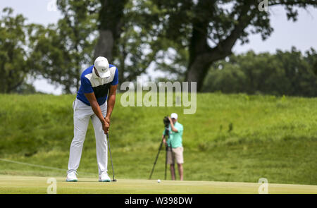 Oqasmieh, Iowa, États-Unis. Le 13 juillet, 2019. Jhonattan Vegas putts sur trois au cours de la troisième ronde de la Classique John Deere à Chikar dans TPC Deere Run, le samedi 13 juillet 2019. Credit : Andy Abeyta/Quad-City Times/ZUMA/Alamy Fil Live News Banque D'Images