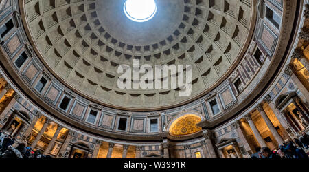 À la recherche jusqu'à la coupole du Panthéon de Rome, Italie. Le dôme est presque deux mille ans et encore le mot est plus grand dôme en béton non armé. Banque D'Images