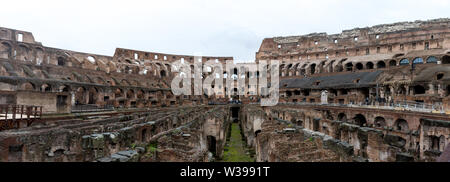 Une vue panoramique de l'intérieur du Colisée romain à Rome, Italie Banque D'Images