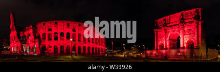 Le Colisée et Arc de Constantin allumé rouge pour les chrétiens persécutés à Rome, Italie Banque D'Images