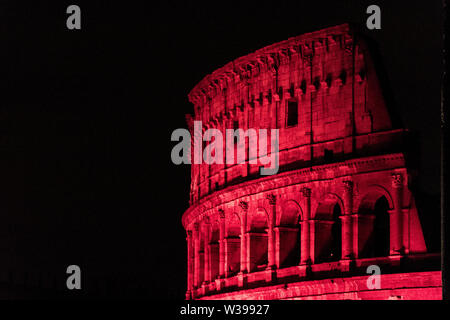 Le Colisée est allumée en rouge pour les chrétiens persécutés à Rome, Italie Banque D'Images