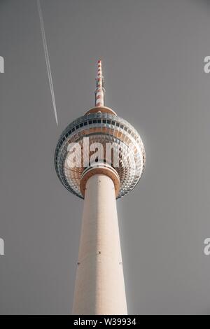 Photo basse angle d'une magnifique tour blanche Berlin a appelé Alexanderplatz avec un ciel gris Banque D'Images