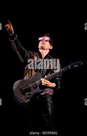 Mattew Bellamy, chanteur et guitariste du groupe anglais Muse, le spectacle sur scène à Milan, à San Siro. Banque D'Images