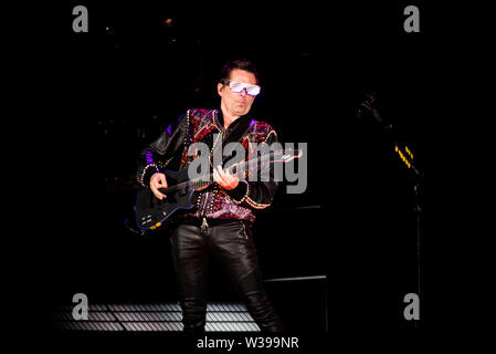 Mattew Bellamy, chanteur et guitariste du groupe anglais Muse, le spectacle sur scène à Milan, à San Siro. Banque D'Images