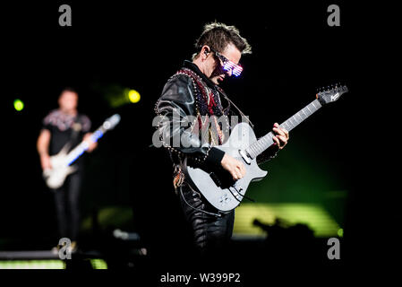 Mattew Bellamy, chanteur et guitariste du groupe anglais Muse, le spectacle sur scène à Milan, à San Siro. Banque D'Images