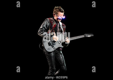 Mattew Bellamy, chanteur et guitariste du groupe anglais Muse, le spectacle sur scène à Milan, à San Siro. Banque D'Images