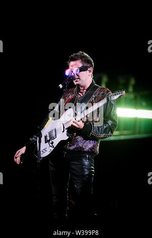 Mattew Bellamy, chanteur et guitariste du groupe anglais Muse, le spectacle sur scène à Milan, à San Siro. Banque D'Images