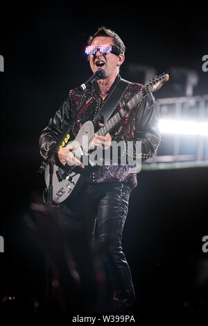 Mattew Bellamy, chanteur et guitariste du groupe anglais Muse, le spectacle sur scène à Milan, à San Siro. Banque D'Images