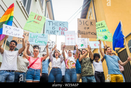 Groupe de militants est protestant contre l'extérieur - foule manifestant contre le réchauffement climatique et la pollution en plastique, des concepts sur l'écologie vert et écologique Banque D'Images