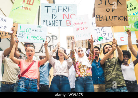 Groupe de militants est protestant contre l'extérieur - foule manifestant contre le réchauffement climatique et la pollution en plastique, des concepts sur l'écologie vert et écologique Banque D'Images