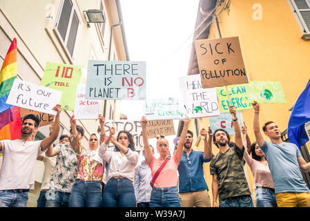 Groupe de militants est protestant contre l'extérieur - foule manifestant contre le réchauffement climatique et la pollution en plastique, des concepts sur l'écologie vert et écologique Banque D'Images