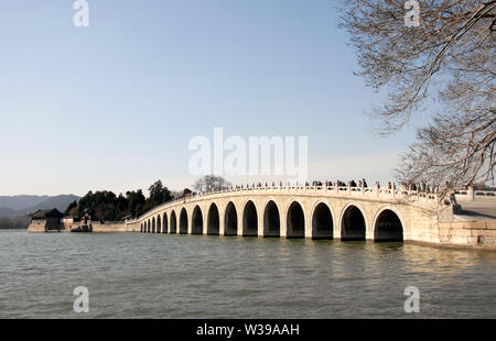 Summer Palace, Beijing, Chine. Les dix-sept arches sur le Lac de Kunming, Palais d'été de Beijing. Le Palais d'été et 17 Arch Bridge à Beijing. Banque D'Images