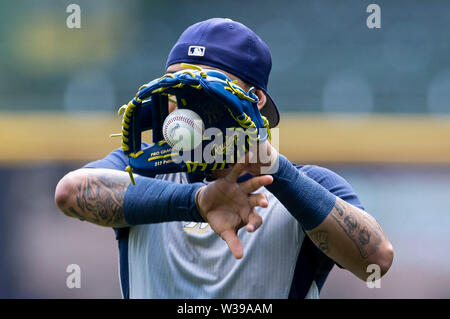 Milwaukee, WI, USA. Le 13 juillet, 2019. L'arrêt-court des Milwaukee Brewers Orlando Arcia # 3 avoir l'amusement jouer attraper avant le match de la Ligue Majeure de Baseball entre les Milwaukee Brewers et les Giants de San Francisco au Miller Park de Milwaukee, WI. John Fisher/CSM/Alamy Live News Banque D'Images