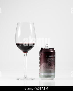 Chercheur libre Pinot Noir Vin rouge dans l'aluminium peut Banque D'Images