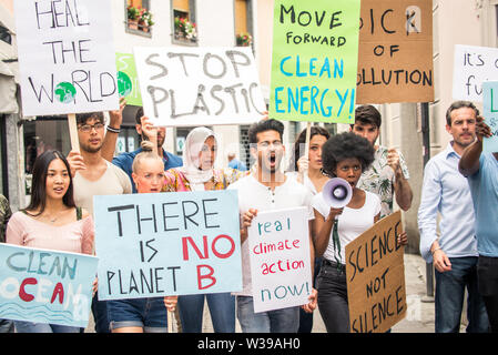 Groupe de militants est protestant contre l'extérieur - foule manifestant contre le réchauffement climatique et la pollution en plastique, des concepts sur l'écologie vert et écologique Banque D'Images