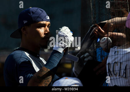 Milwaukee, WI, USA. Le 13 juillet, 2019. L'arrêt-court des Milwaukee Brewers Orlando Arcia # 3 par signe des autographes le net comme le soleil brille à travers les fenêtres du stade avant le match de la Ligue Majeure de Baseball entre les Milwaukee Brewers et les Giants de San Francisco au Miller Park de Milwaukee, WI. John Fisher/CSM/Alamy Live News Banque D'Images