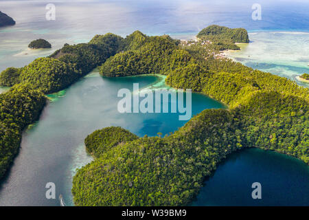 Vue aérienne de Sugba lagon. Beau paysage avec la Mer bleu lagon, Parc National, l'île de Siargao, Philippines Banque D'Images
