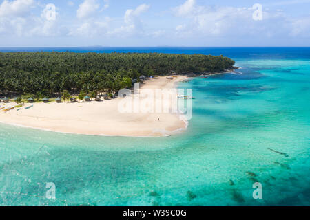 L'île de Siargao, Daku, Philippines - plage tropicale avec palmiers et l'eau bleue Banque D'Images