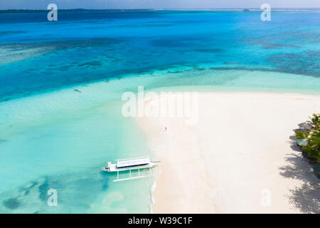 L'île de Siargao, Daku, Philippines - plage tropicale avec palmiers et l'eau bleue Banque D'Images
