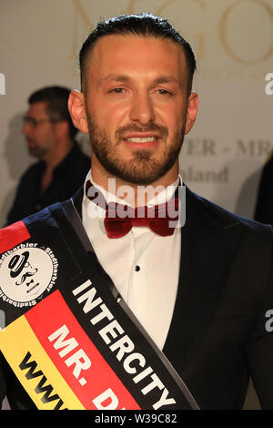 Magdeburg, Allemagne. Le 13 juillet, 2019. Kilbasoglu Kayhan, Mister France 2019. 40 gagnants nationaux de 80 événements précédents se sont réunis pour la finale. La Miss, la justesse et l'Allemagne, 2019 Mister qui représentent maintenant l'Allemagne à l'échelle internationale, ont été élus. Crédit : Peter Gercke/dpa-Zentralbild/dpa/Alamy Live News Banque D'Images