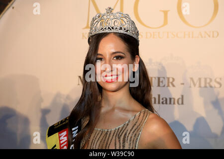 Magdeburg, Allemagne. Le 13 juillet, 2019. Philline Dubiel-Hahn, Miss Germany 2019, sourire après son couronnement. Un total de 40 gagnants de l'état à partir de 80 événements précédents se sont réunis pour la finale. La Miss, la justesse et l'Allemagne, 2019 Mister qui représentent maintenant l'Allemagne à l'échelle internationale, ont été élus. Crédit : Peter Gercke/dpa-Zentralbild/dpa/Alamy Live News Banque D'Images