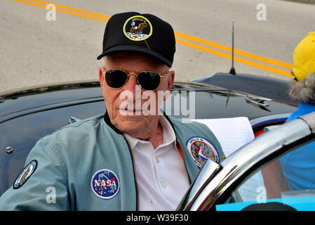 Cocoa Beach, Floride, USA. 13 juillet, 2019. Just Call Me Al… Al Worden, astronaute de la NASA et l'ingénieur qui était le pilote du module de commande pour la mission lunaire Apollo 15 en 1971. Il est revenu pour les 50 ans anniversaire parade équestre dans une corvette vintage à travers les rues de Cocoa Beach. Crédit photo Julian Poireau / Alamy Live News Banque D'Images