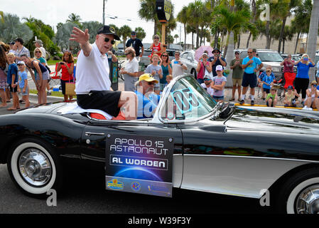 Cocoa Beach, Floride, USA. 13 juillet, 2019. Just Call Me Al… Al Worden, astronaute de la NASA et l'ingénieur qui était le pilote du module de commande pour la mission lunaire Apollo 15 en 1971. Il est revenu pour les 50 ans anniversaire parade équestre dans une corvette vintage à travers les rues de Cocoa Beach. Crédit photo Julian Poireau / Alamy Live News Banque D'Images