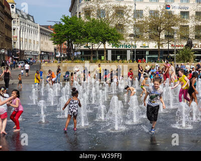 Manchester, Royaume-Uni - 22 Avril 2019 : enfant jouant au Piccadilly Gardens les fontaines d'eau sur un hotday à Manchester City Centre Banque D'Images