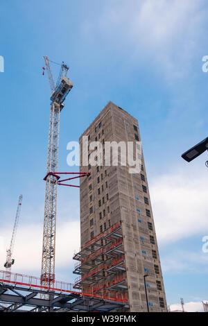 Manchester, Royaume-Uni - 22 Avril 2019 : une grue et une tour avec de vastes travaux de construction dans le centre-ville de Manchester. Anna v - Tigresse tropicale plus Banque D'Images