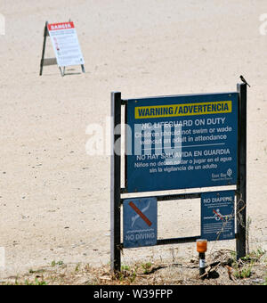 Attention, pas de maître-nageur en devoir signer sur plage à nager, région du lac Horseshoe, Quarry Lakes Regional Recreation Area, Californie Banque D'Images