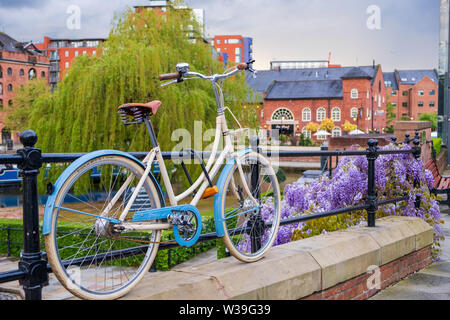 Manchester, Royaume-Uni - 25 Avril 2019 : La scène d'un vélo stationné au canal victorien restauré dans le système de zone Castlefield manc Banque D'Images