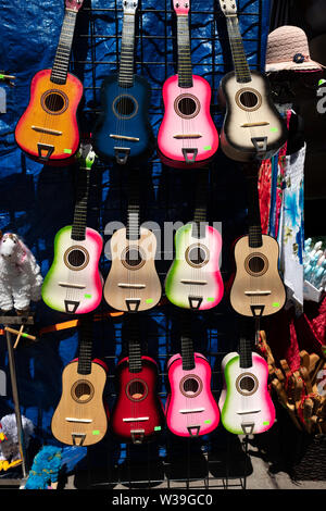 Guitares pour enfants colorés sur l'écran en vente sur un marché de rue dans le quartier de Pittsburgh, Pennsylvania, USA Banque D'Images