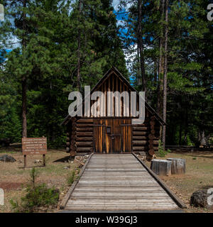 Log Cabin à Mcarthur-Burney Falls Memorial State Park, construit par le Civilian Conservation Corps en 1984, vue de face Banque D'Images